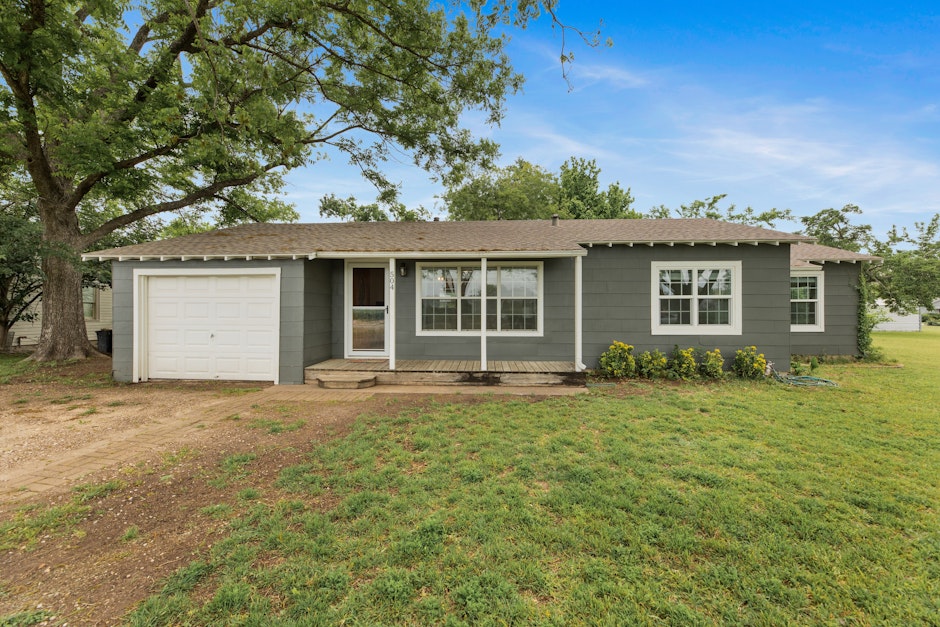 504 North 3rd Street, Thorndale, TX 76577, Presented by Pascal Munnelly